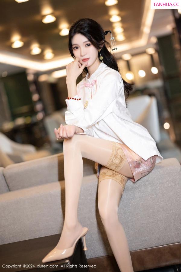 程程程  [XiuRen]高清写真图 2024.04.07 No.8347 程程程- 丝袜美腿第8张图片